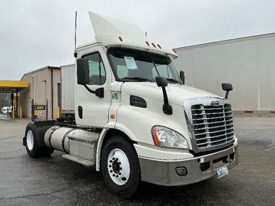 Freightliner Cascadia 113 Single Axle Day Cab Truck - 450HP, 12 Speed Automatic