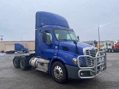 Freightliner Cascadia 113 Day Cab Truck - 450HP, 12 Speed Automatic