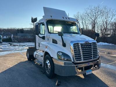 Freightliner Cascadia 113 Single Axle Day Cab Truck - 435HP, 12 Speed Automatic