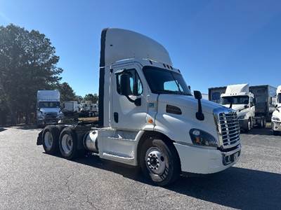 Freightliner Cascadia 113 Day Cab Truck - 435HP, 12 Speed Automatic