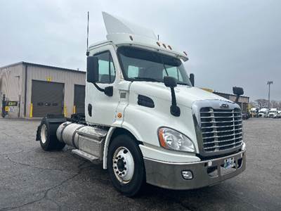 Freightliner Cascadia 113 Single Axle Day Cab Truck - 450HP, 12 Speed Automatic