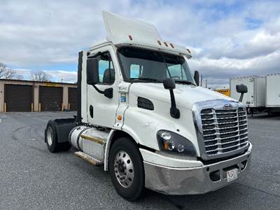 Freightliner Cascadia 113 Single Axle Day Cab Truck - 435HP, 12 Speed Automatic