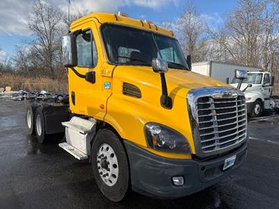 Freightliner Cascadia 113 Day Cab Truck - 450HP, 10 Speed Automatic