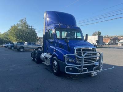 Freightliner Cascadia 113 Day Cab Truck - 450HP, 12 Speed Automatic