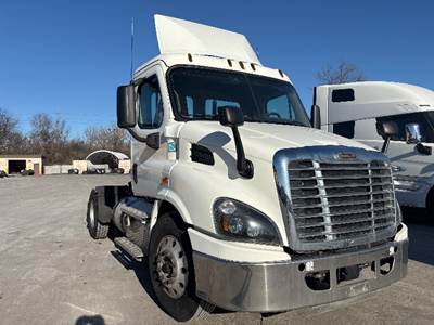 Freightliner Cascadia 113 Single Axle Day Cab Truck - 450HP, 12 Speed Automatic
