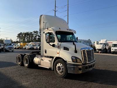 Freightliner Cascadia 113 Day Cab Truck - 410HP, 12 Speed Automatic