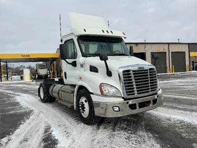 Freightliner Cascadia 113 Single Axle Day Cab Truck - 450HP, 12 Speed Automatic