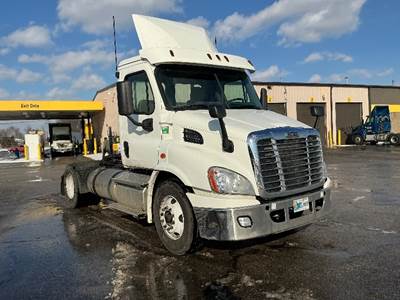 Freightliner Cascadia 113 Single Axle Day Cab Truck - 450HP, 12 Speed Automatic