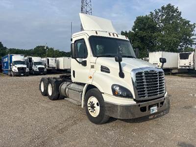 Freightliner Cascadia 113 Day Cab Truck - 410HP, 12 Speed Automatic
