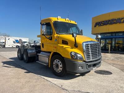 Freightliner Cascadia 113 Day Cab Truck - 450HP, 10 Speed Automatic