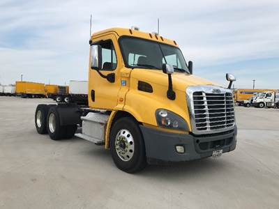 Freightliner Cascadia 113 Day Cab Truck - 450HP, 10 Speed Automatic