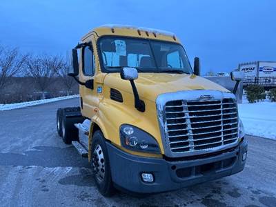 Freightliner Cascadia 113 Day Cab Truck - 450HP, 10 Speed Automatic