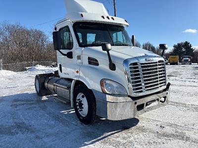 Freightliner Cascadia 113 Single Axle Day Cab Truck - 450HP, 12 Speed Automatic