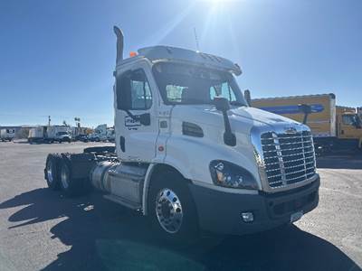 Freightliner Cascadia 113 Day Cab Truck - 435HP, 10 Speed Manual