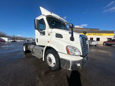 Freightliner Cascadia 113 Single Axle Day Cab Truck - 450HP, 12 Speed Automatic