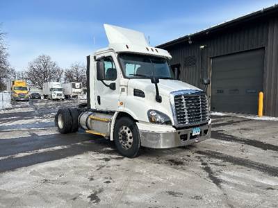 Freightliner Cascadia 113 Single Axle Day Cab Truck - 435HP, 12 Speed Automatic