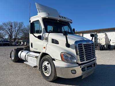 Freightliner Cascadia 113 Single Axle Day Cab Truck - 450HP, 12 Speed Automatic