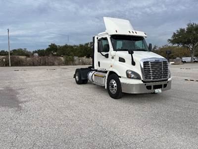 Freightliner Cascadia 113 Single Axle Day Cab Truck - 435HP, 12 Speed Automatic
