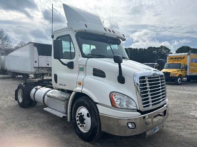 Freightliner Cascadia 113 Single Axle Day Cab Truck - 450HP, 12 Speed Automatic