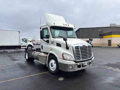 Freightliner Cascadia 113 Single Axle Day Cab Truck - 450HP, 12 Speed Automatic