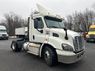 Freightliner Cascadia 113 Single Axle Day Cab Truck - 435HP, 12 Speed Automatic