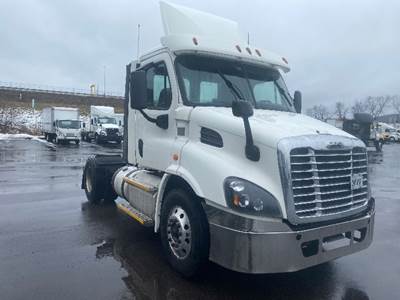 Freightliner Cascadia 113 Single Axle Day Cab Truck - 435HP, 12 Speed Automatic