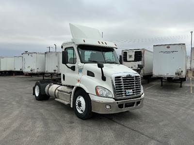 Freightliner Cascadia 113 Single Axle Day Cab Truck - 450HP, 12 Speed Automatic
