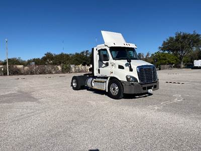 Freightliner Cascadia 113 Single Axle Day Cab Truck - 435HP, 12 Speed Automatic