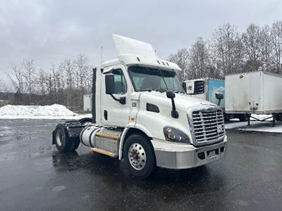 Freightliner Cascadia 113 Single Axle Day Cab Truck - 435HP, 12 Speed Automatic