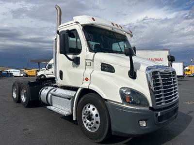 Freightliner Cascadia 113 Day Cab Truck - 435HP, 12 Speed Automatic
