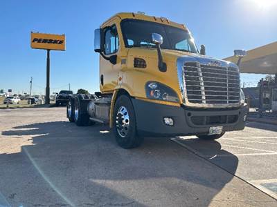 Freightliner Cascadia 113 Day Cab Truck - 450HP, 10 Speed Automatic