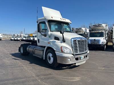 Freightliner Cascadia 113 Single Axle Day Cab Truck - 450HP, 12 Speed Automatic
