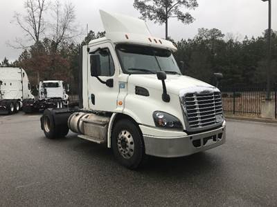 Freightliner Cascadia 113 Single Axle Day Cab Truck - 435HP, 12 Speed Automatic