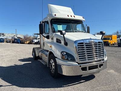 Freightliner Cascadia 113 Single Axle Day Cab Truck - 435HP, 12 Speed Automatic