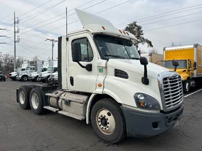 Freightliner Cascadia 113 Day Cab Truck - 435HP, 12 Speed Automatic