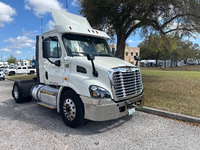 Freightliner Cascadia 113 Single Axle Day Cab Truck - 435HP, 12 Speed Automatic
