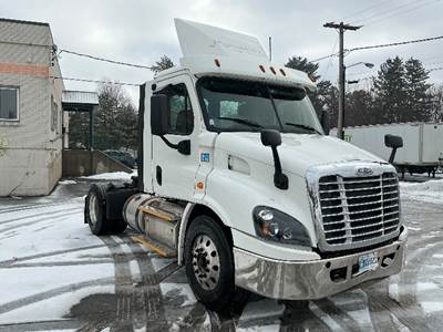 Freightliner Cascadia 113 Single Axle Day Cab Truck - 435HP, 12 Speed Automatic