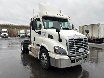 Freightliner Cascadia 113 Single Axle Day Cab Truck - 435HP, 12 Speed Automatic