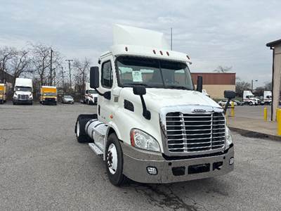 Freightliner Cascadia 113 Single Axle Day Cab Truck - 450HP, 12 Speed Automatic
