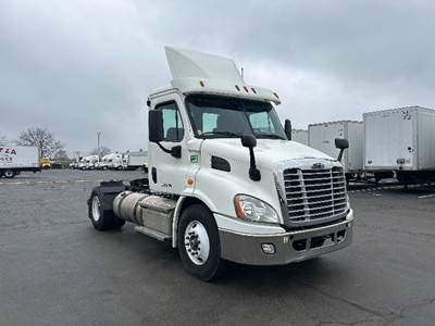 Freightliner Cascadia 113 Single Axle Day Cab Truck - 450HP, 12 Speed Automatic