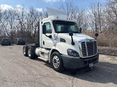 Freightliner Cascadia 113 Day Cab Truck - 410HP, 12 Speed Automatic