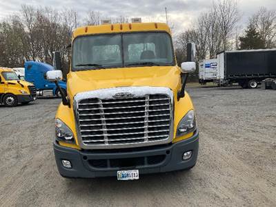 Freightliner Cascadia 113 Day Cab Truck - 450HP, 10 Speed Automatic