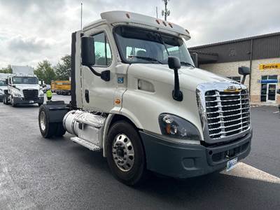 Freightliner Cascadia 113 Single Axle Day Cab Truck - 410HP, 12 Speed Automatic