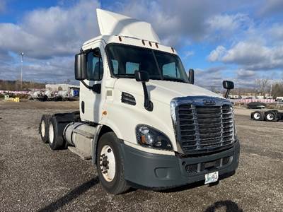 Freightliner Cascadia 113 Day Cab Truck - 435HP, 10 Speed Manual