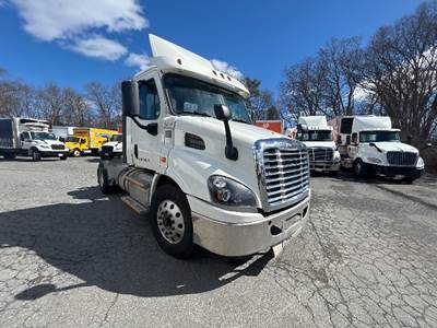 Freightliner Cascadia 113 Single Axle Day Cab Truck - 435HP, 12 Speed Automatic