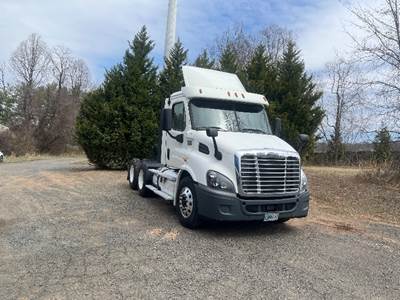 Freightliner Cascadia 113 Day Cab Truck - 435HP, 12 Speed Automatic
