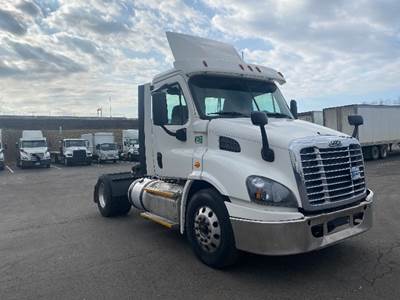 Freightliner Cascadia 113 Single Axle Day Cab Truck - 435HP, 12 Speed Automatic