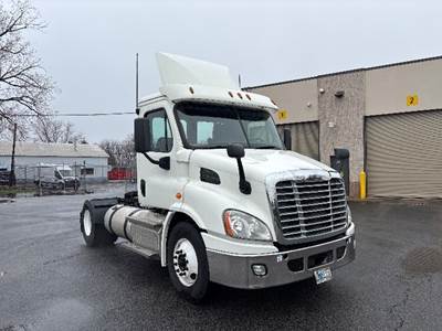Freightliner Cascadia 113 Single Axle Day Cab Truck - 450HP, 12 Speed Automatic