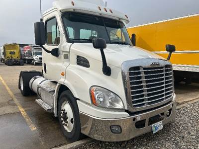 Freightliner Cascadia 113 Single Axle Day Cab Truck - 450HP, 12 Speed Automatic