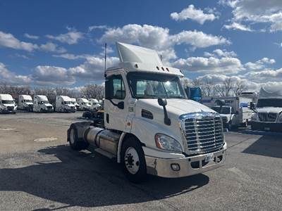 Freightliner Cascadia 113 Single Axle Day Cab Truck - 450HP, 12 Speed Automatic